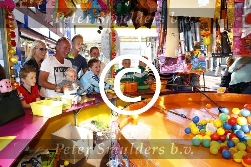 Hoorn 15 augustus 2013
Sonja Bakker met Jan Reus en alle kinderen op de kermis in Hoorn. Ook baby Bram is erbij.
Peter Smulders bv