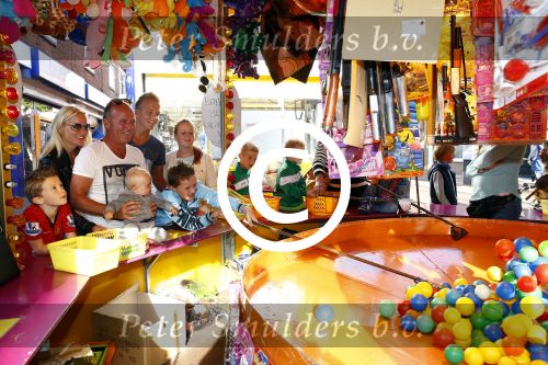 Hoorn 15 augustus 2013
Sonja Bakker met Jan Reus en alle kinderen op de kermis in Hoorn. Ook baby Bram is erbij.
Peter Smulders bv