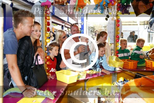 Hoorn 15 augustus 2013
Sonja Bakker met Jan Reus en alle kinderen op de kermis in Hoorn. Ook baby Bram is erbij.
Peter Smulders bv