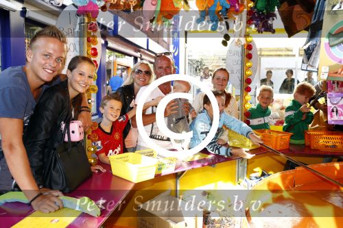 Hoorn 15 augustus 2013
Sonja Bakker met Jan Reus en alle kinderen op de kermis in Hoorn. Ook baby Bram is erbij.
Peter Smulders bv