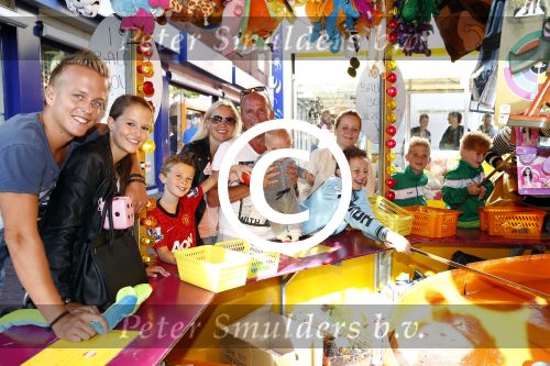 Hoorn 15 augustus 2013
Sonja Bakker met Jan Reus en alle kinderen op de kermis in Hoorn. Ook baby Bram is erbij.
Peter Smulders bv