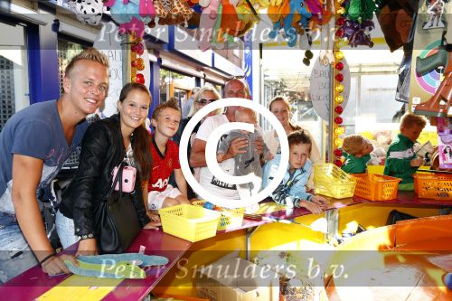 Hoorn 15 augustus 2013
Sonja Bakker met Jan Reus en alle kinderen op de kermis in Hoorn. Ook baby Bram is erbij.
Peter Smulders bv