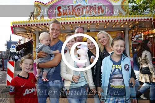Hoorn 15 augustus 2013
Sonja Bakker met Jan Reus en alle kinderen op de kermis in Hoorn. Ook baby Bram is erbij.
Peter Smulders bv