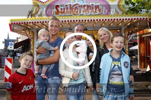 Hoorn 15 augustus 2013
Sonja Bakker met Jan Reus en alle kinderen op de kermis in Hoorn. Ook baby Bram is erbij.
Peter Smulders bv