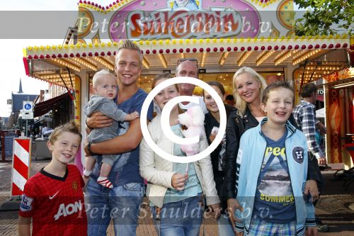 Hoorn 15 augustus 2013
Sonja Bakker met Jan Reus en alle kinderen op de kermis in Hoorn. Ook baby Bram is erbij.
Peter Smulders bv