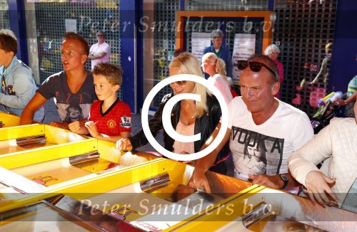 Hoorn 15 augustus 2013
Sonja Bakker met Jan Reus en alle kinderen op de kermis in Hoorn. Ook baby Bram is erbij.
Peter Smulders bv
