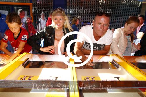 Hoorn 15 augustus 2013
Sonja Bakker met Jan Reus en alle kinderen op de kermis in Hoorn. Ook baby Bram is erbij.
Peter Smulders bv