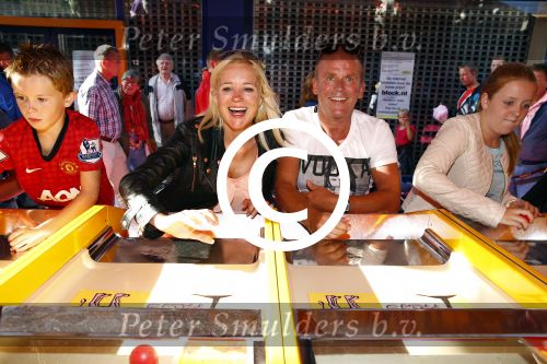 Hoorn 15 augustus 2013
Sonja Bakker met Jan Reus en alle kinderen op de kermis in Hoorn. Ook baby Bram is erbij.
Peter Smulders bv