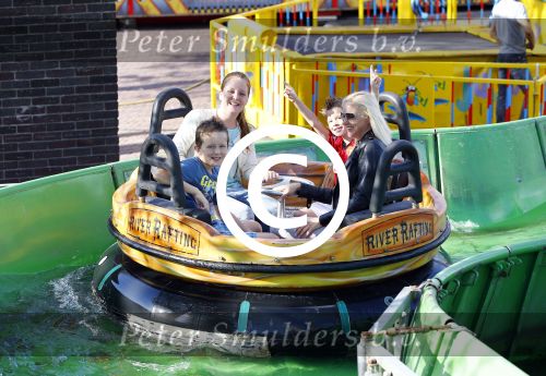 Hoorn 15 augustus 2013
Sonja Bakker met Jan Reus en alle kinderen op de kermis in Hoorn. Ook baby Bram is erbij.
Peter Smulders bv
