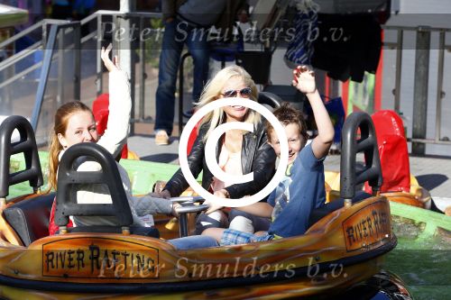 Hoorn 15 augustus 2013
Sonja Bakker met Jan Reus en alle kinderen op de kermis in Hoorn. Ook baby Bram is erbij.
Peter Smulders bv