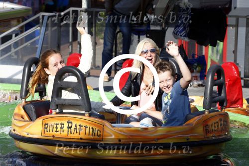 Hoorn 15 augustus 2013
Sonja Bakker met Jan Reus en alle kinderen op de kermis in Hoorn. Ook baby Bram is erbij.
Peter Smulders bv