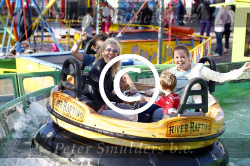 Hoorn 15 augustus 2013
Sonja Bakker met Jan Reus en alle kinderen op de kermis in Hoorn. Ook baby Bram is erbij.
Peter Smulders bv