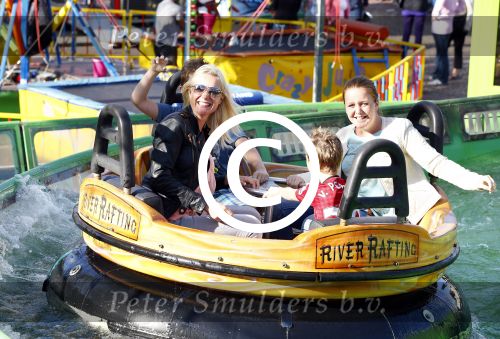 Hoorn 15 augustus 2013
Sonja Bakker met Jan Reus en alle kinderen op de kermis in Hoorn. Ook baby Bram is erbij.
Peter Smulders bv