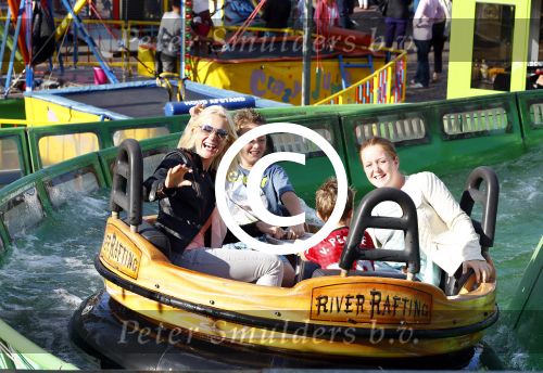 Hoorn 15 augustus 2013
Sonja Bakker met Jan Reus en alle kinderen op de kermis in Hoorn. Ook baby Bram is erbij.
Peter Smulders bv