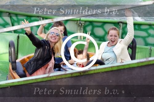 Hoorn 15 augustus 2013
Sonja Bakker met Jan Reus en alle kinderen op de kermis in Hoorn. Ook baby Bram is erbij.
Peter Smulders bv