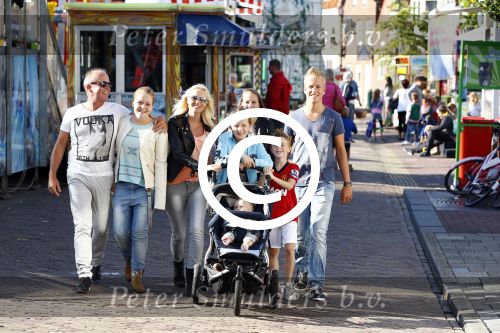 Hoorn 15 augustus 2013
Sonja Bakker met Jan Reus en alle kinderen op de kermis in Hoorn. Ook baby Bram is erbij.
Peter Smulders bv