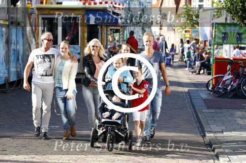 Hoorn 15 augustus 2013
Sonja Bakker met Jan Reus en alle kinderen op de kermis in Hoorn. Ook baby Bram is erbij.
Peter Smulders bv
