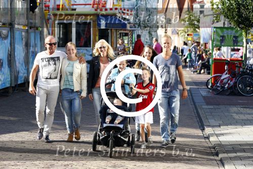 Hoorn 15 augustus 2013
Sonja Bakker met Jan Reus en alle kinderen op de kermis in Hoorn. Ook baby Bram is erbij.
Peter Smulders bv