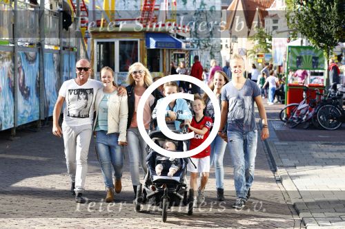 Hoorn 15 augustus 2013
Sonja Bakker met Jan Reus en alle kinderen op de kermis in Hoorn. Ook baby Bram is erbij.
Peter Smulders bv