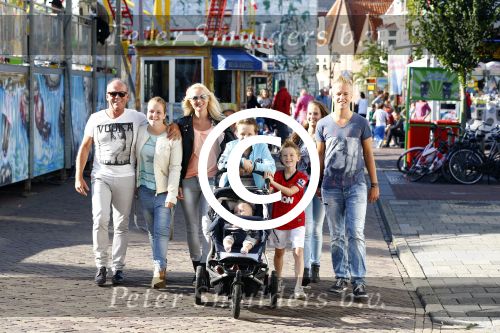 Hoorn 15 augustus 2013
Sonja Bakker met Jan Reus en alle kinderen op de kermis in Hoorn. Ook baby Bram is erbij.
Peter Smulders bv