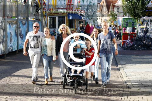 Hoorn 15 augustus 2013
Sonja Bakker met Jan Reus en alle kinderen op de kermis in Hoorn. Ook baby Bram is erbij.
Peter Smulders bv