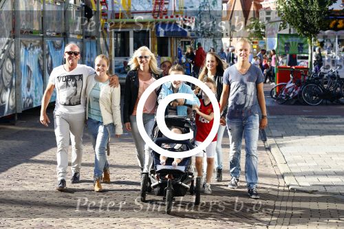 Hoorn 15 augustus 2013
Sonja Bakker met Jan Reus en alle kinderen op de kermis in Hoorn. Ook baby Bram is erbij.
Peter Smulders bv