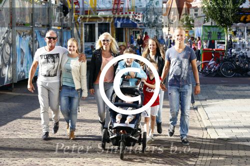 Hoorn 15 augustus 2013
Sonja Bakker met Jan Reus en alle kinderen op de kermis in Hoorn. Ook baby Bram is erbij.
Peter Smulders bv