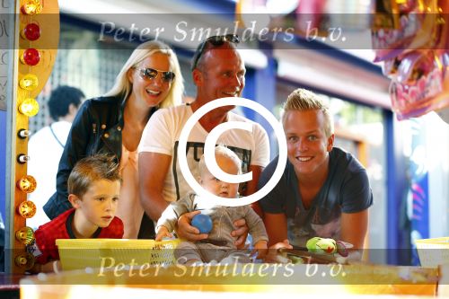 Hoorn 15 augustus 2013
Sonja Bakker met Jan Reus en alle kinderen op de kermis in Hoorn. Ook baby Bram is erbij.
Peter Smulders bv