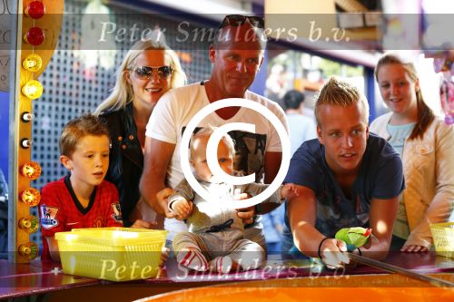 Hoorn 15 augustus 2013
Sonja Bakker met Jan Reus en alle kinderen op de kermis in Hoorn. Ook baby Bram is erbij.
Peter Smulders bv