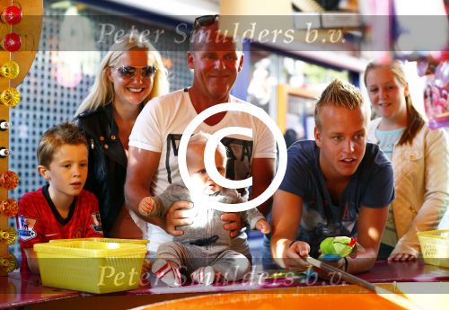 Hoorn 15 augustus 2013
Sonja Bakker met Jan Reus en alle kinderen op de kermis in Hoorn. Ook baby Bram is erbij.
Peter Smulders bv