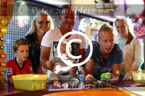 Hoorn 15 augustus 2013
Sonja Bakker met Jan Reus en alle kinderen op de kermis in Hoorn. Ook baby Bram is erbij.
Peter Smulders bv
