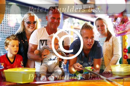Hoorn 15 augustus 2013
Sonja Bakker met Jan Reus en alle kinderen op de kermis in Hoorn. Ook baby Bram is erbij.
Peter Smulders bv