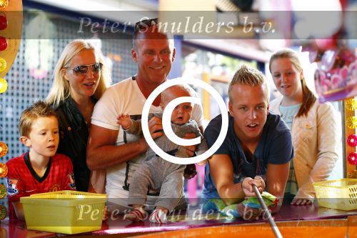 Hoorn 15 augustus 2013
Sonja Bakker met Jan Reus en alle kinderen op de kermis in Hoorn. Ook baby Bram is erbij.
Peter Smulders bv