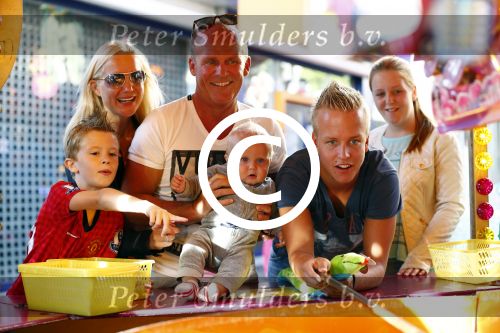 Hoorn 15 augustus 2013
Sonja Bakker met Jan Reus en alle kinderen op de kermis in Hoorn. Ook baby Bram is erbij.
Peter Smulders bv