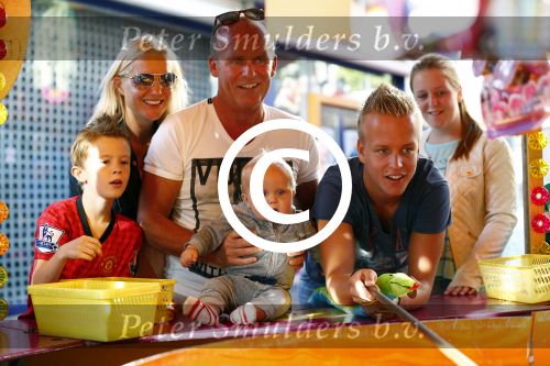 Hoorn 15 augustus 2013
Sonja Bakker met Jan Reus en alle kinderen op de kermis in Hoorn. Ook baby Bram is erbij.
Peter Smulders bv