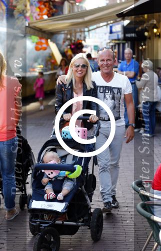 Hoorn 15 augustus 2013
Sonja Bakker met Jan Reus en alle kinderen op de kermis in Hoorn. Ook baby Bram is erbij.
Peter Smulders bv