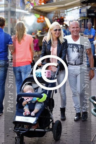 Hoorn 15 augustus 2013
Sonja Bakker met Jan Reus en alle kinderen op de kermis in Hoorn. Ook baby Bram is erbij.
Peter Smulders bv