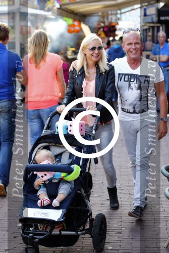 Hoorn 15 augustus 2013
Sonja Bakker met Jan Reus en alle kinderen op de kermis in Hoorn. Ook baby Bram is erbij.
Peter Smulders bv
