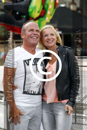 Hoorn 15 augustus 2013
Sonja Bakker met Jan Reus en alle kinderen op de kermis in Hoorn. Ook baby Bram is erbij.
Peter Smulders bv