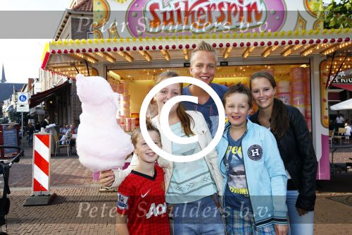 Hoorn 15 augustus 2013
Sonja Bakker met Jan Reus en alle kinderen op de kermis in Hoorn. Ook baby Bram is erbij.
Peter Smulders bv