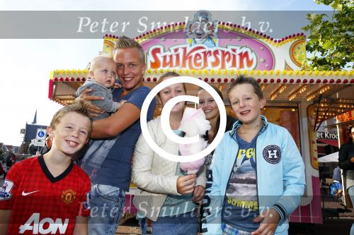 Hoorn 15 augustus 2013
Sonja Bakker met Jan Reus en alle kinderen op de kermis in Hoorn. Ook baby Bram is erbij.
Peter Smulders bv