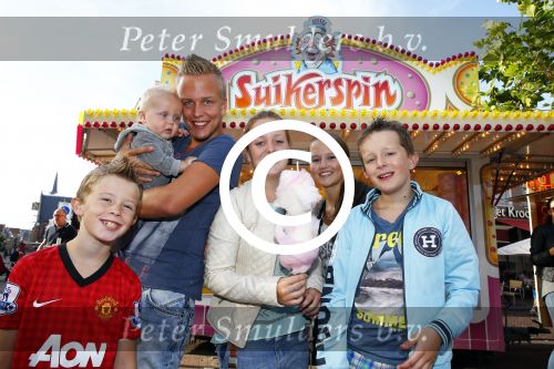 Hoorn 15 augustus 2013
Sonja Bakker met Jan Reus en alle kinderen op de kermis in Hoorn. Ook baby Bram is erbij.
Peter Smulders bv