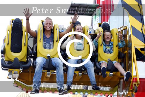 Hoorn 15 augustus 2013
Sonja Bakker met Jan Reus en alle kinderen op de kermis in Hoorn. Ook baby Bram is erbij.
Peter Smulders bv