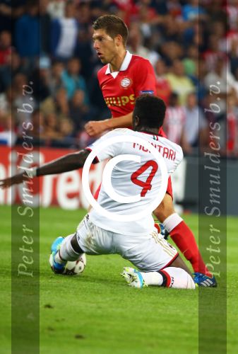 Eindhoven, 20 Augustus 2013
3e Voorronde CL PSV-AC Milan, eindstand 1-1
Stijn Schaars in duel met Sulley Muntari
Foto Peter Smulders BV