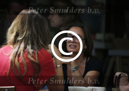 Amsterdam 14 augustus 2013
Suzanne Klemann op terras met vriendinnen.
Peter Smulders bv