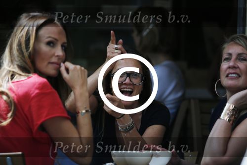 Amsterdam 14 augustus 2013
Suzanne Klemann op terras met vriendinnen.
Peter Smulders bv