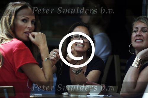 Amsterdam 14 augustus 2013
Suzanne Klemann op terras met vriendinnen.
Peter Smulders bv