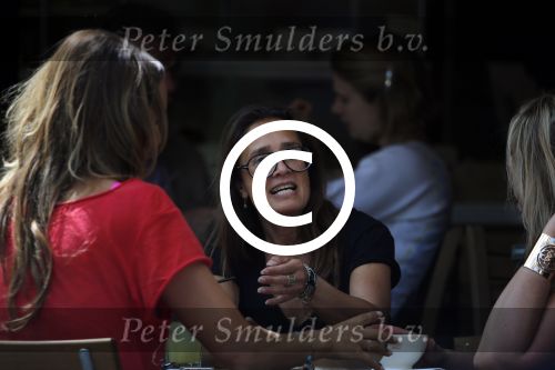 Amsterdam 14 augustus 2013
Suzanne Klemann op terras met vriendinnen.
Peter Smulders bv