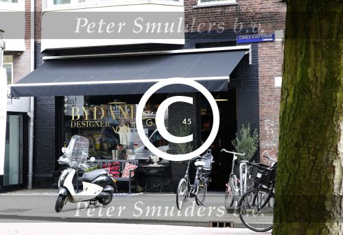 Amsterdam 30 augustsu 2013
Suze v Rozelaard de vriendin van Ronald de Boer heeft allebei haar kledingwinkels op de cornelis schuytstraat verkocht en gesloten om meer tijd met haar baby dochter en Ronald door te kunnen brengen