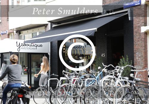 Amsterdam 30 augustsu 2013
Suze v Rozelaard de vriendin van Ronald de Boer heeft allebei haar kledingwinkels op de cornelis schuytstraat verkocht en gesloten om meer tijd met haar baby dochter en Ronald door te kunnen brengen